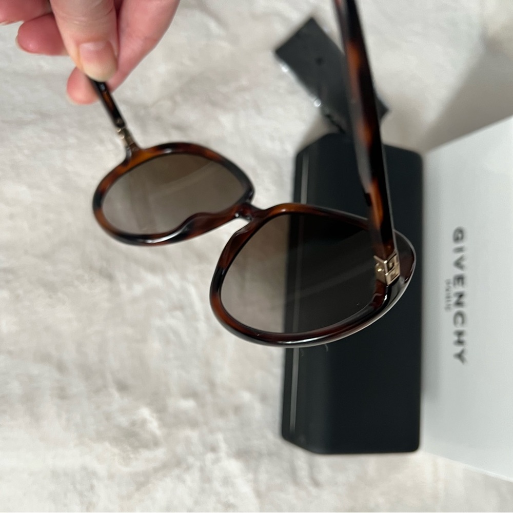 Givenchy sunglasses - Picture 3 of 8